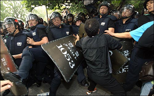 30일 오후 여의도 국회앞에서 '철도 강제진압·농민탄압 노무현 정권 규탄대회' 참석자들이 국회진출을 시도하며 경찰과 몸싸움을 벌이고 있다. 